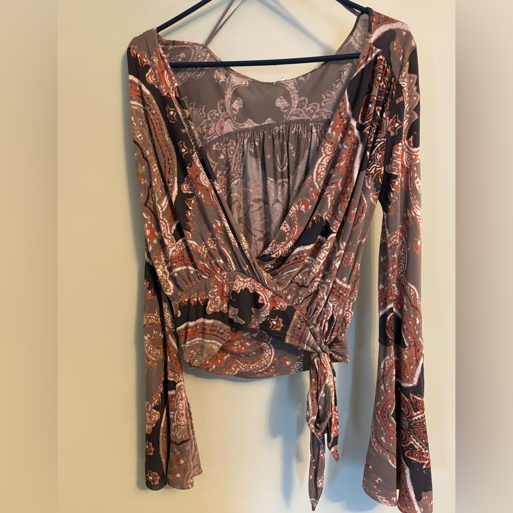 Free People Women’s Wrap Blouse gray taupe blue pattern poet sleeve Size M